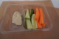 Grøntstave af gulerod og agurk med humus