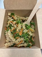 Pastasalat med pesto, gulerod og kål 