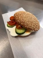 Cafe sesambolle med æg    