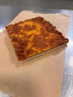Pizza slice med hj.l. tomatsovs og mozzerella