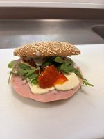 Cafe sesambolle med mortadella/mozzarella
