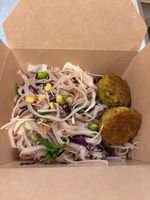 GLUTENFRI Risnudelsalat med ærtefrikadeller  